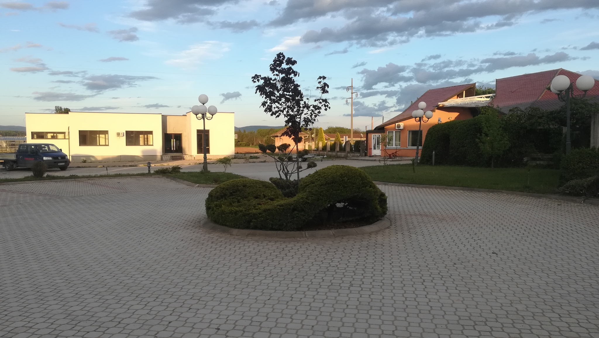Veliko dvorište sa centralnim ostrvom